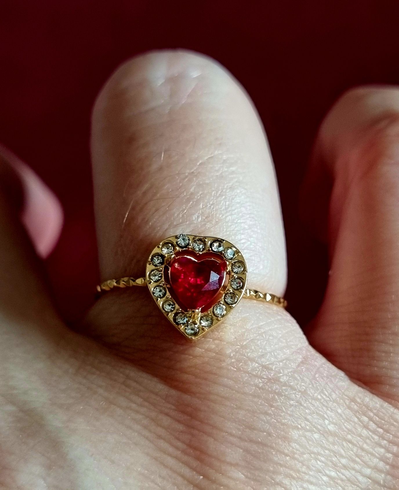 Anel dourado, em aço, coração vermelho rodeado de zirconias. Ajustável