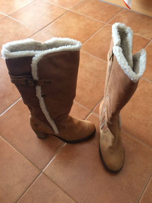 Botas castanhas novas em pele Tamaris Active