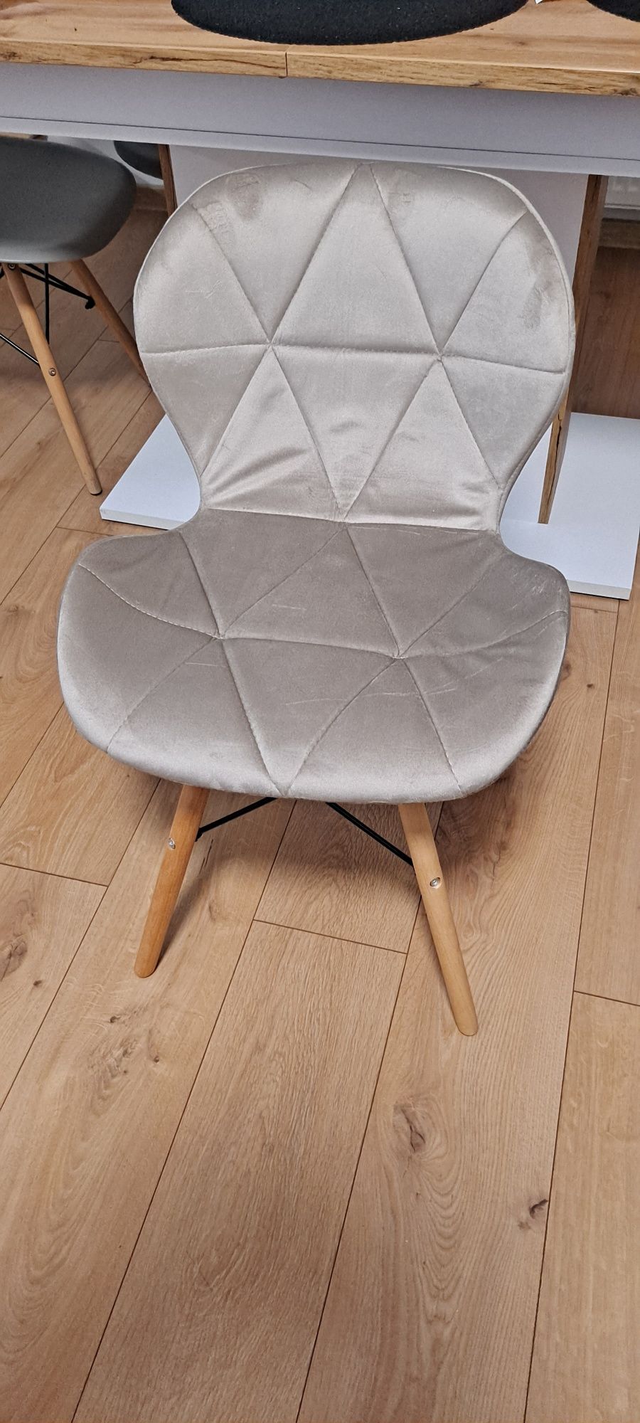 Krzesła skandynawskie welurowe