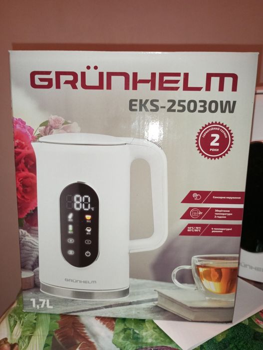 Електрочайник Grunhelm EKS-25030W