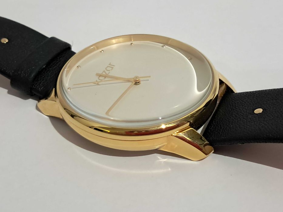 Kazar Zegarek na skórzanym pasku ze złotą kopertą i białą tarczą