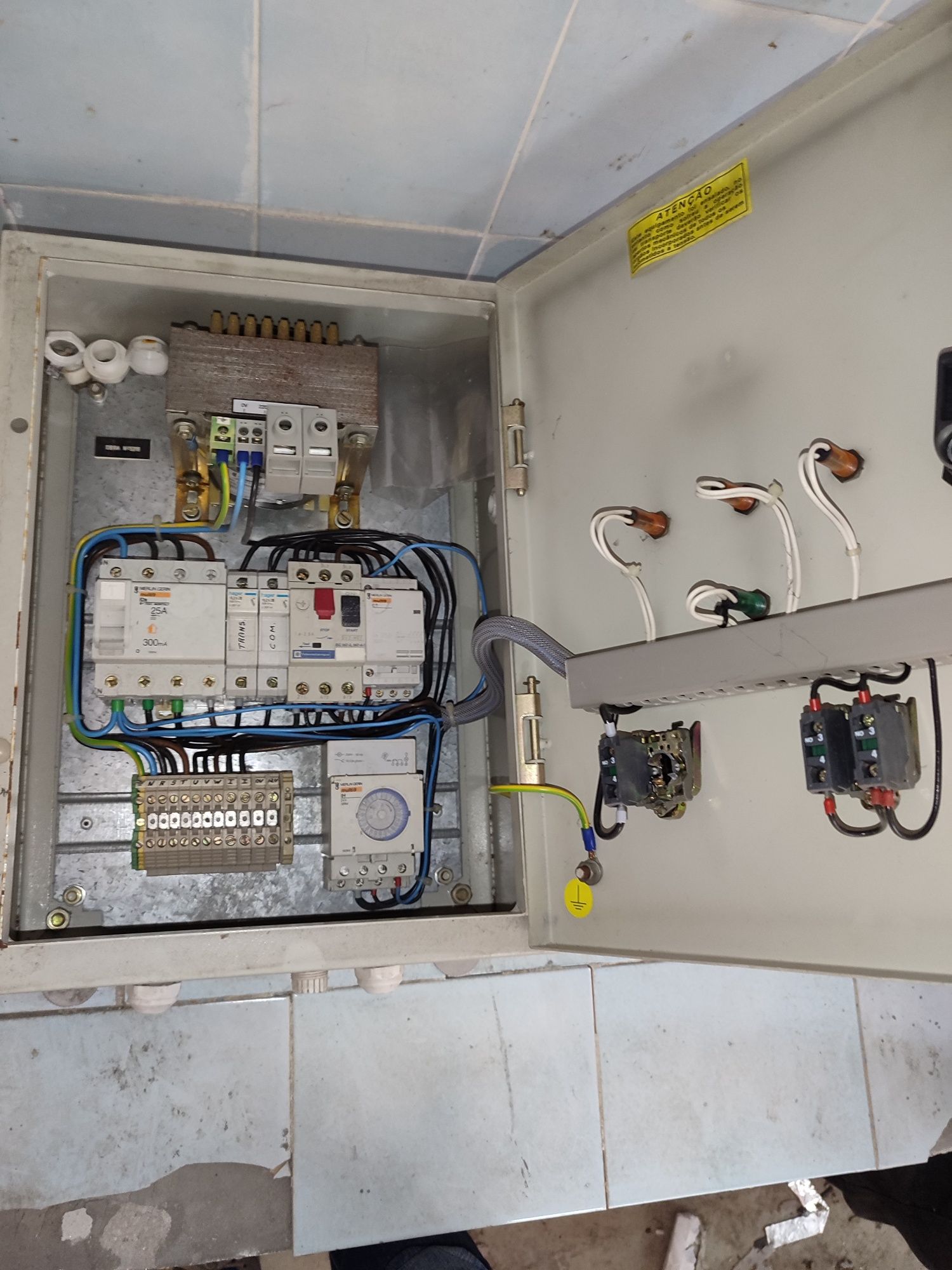 4 quadros elétricos unidade