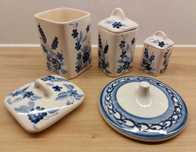 Zestaw pojemników i przykrywek ceramicznych, fajansowych