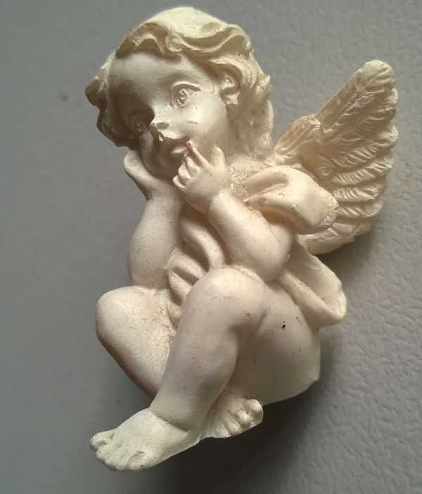 Figurki Aniołków Figurka Aniołek biały siedzący zamyślony 3cm