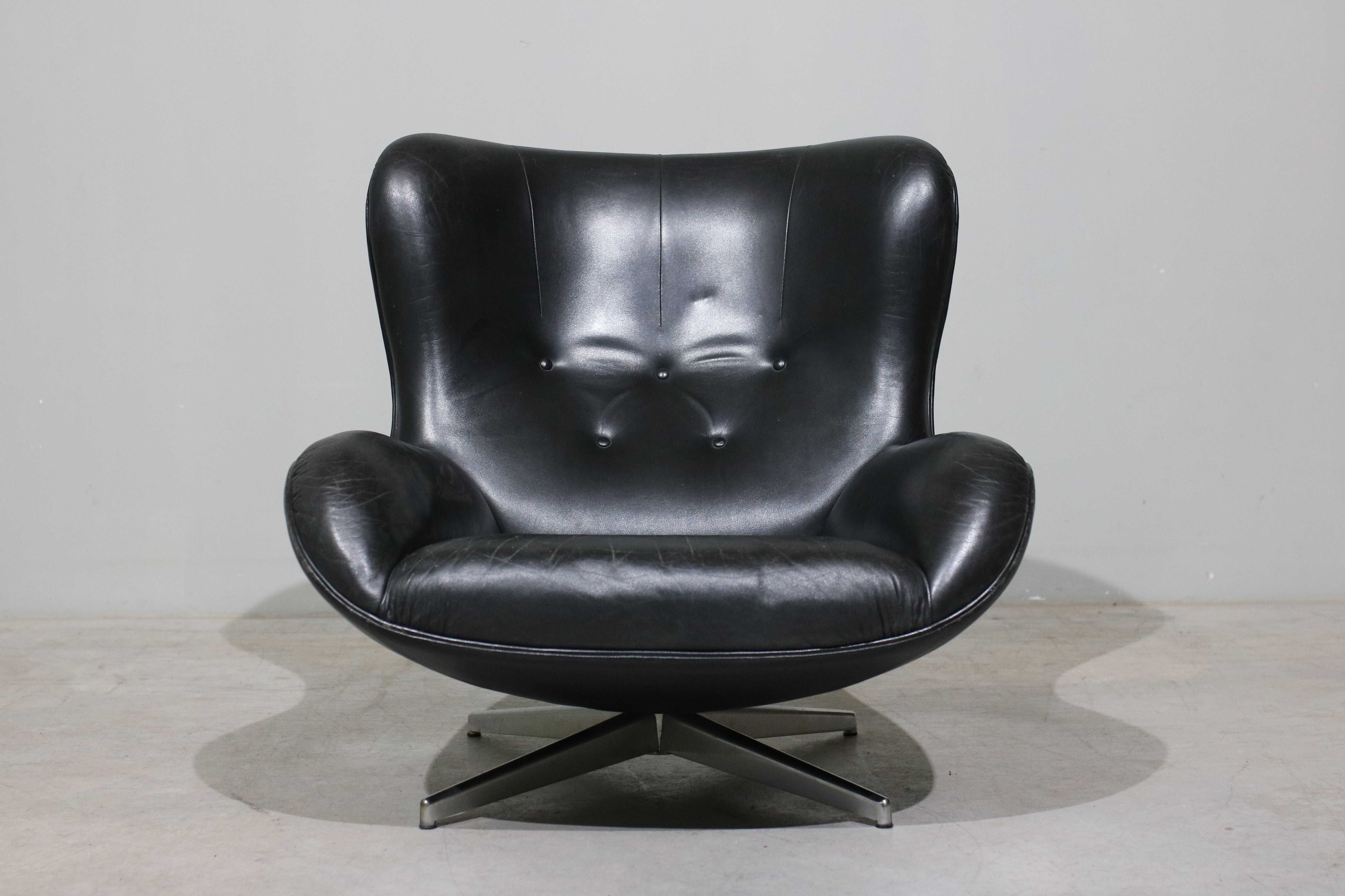 Poltrona Illum Wikkelso ML214 em couro | Mid-Century Modern