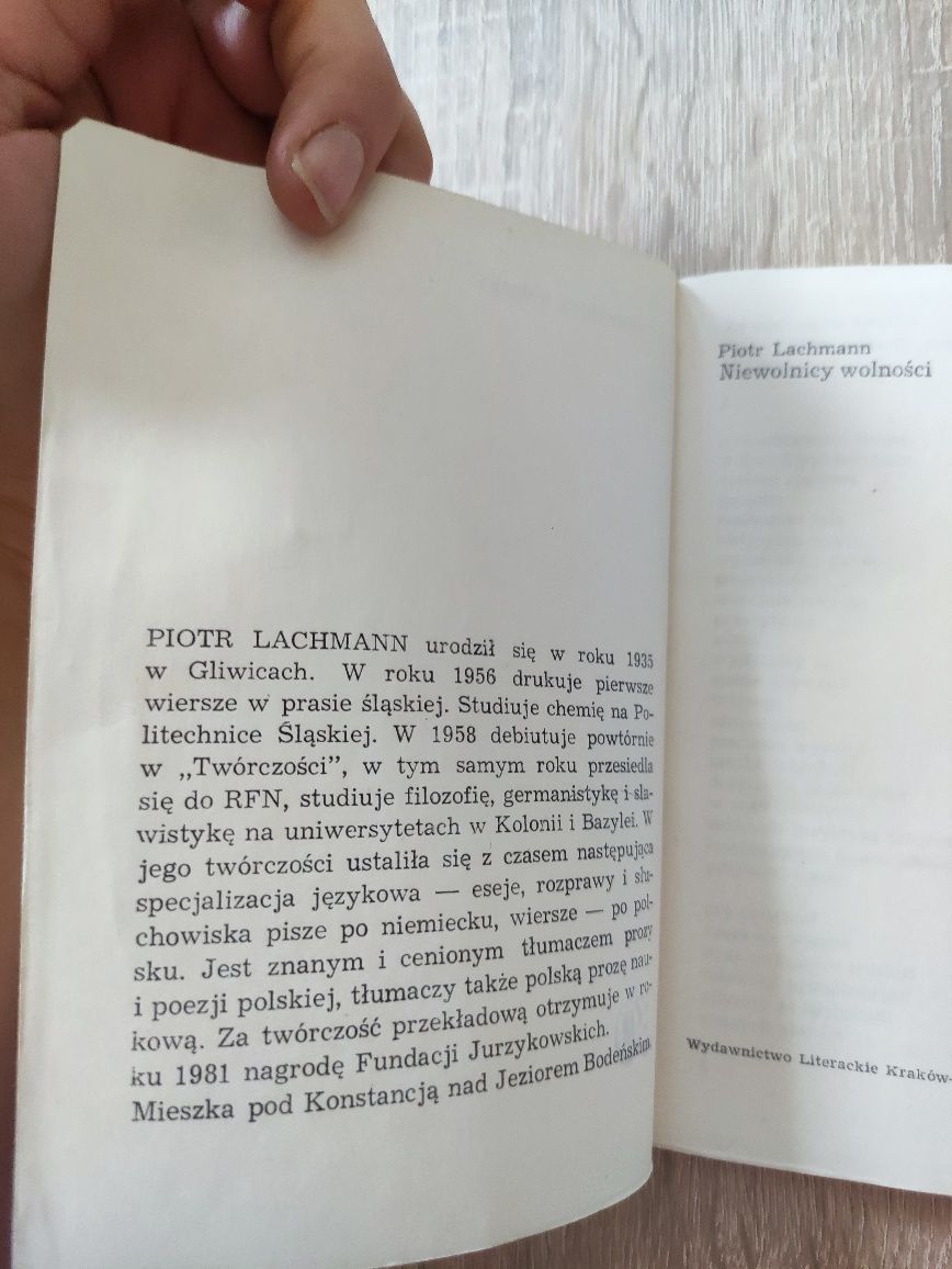 Książka tomik poezji Niewolnicy wolności Lachmann