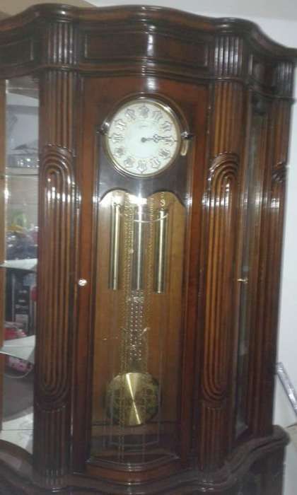 Móvel antigo com relógio