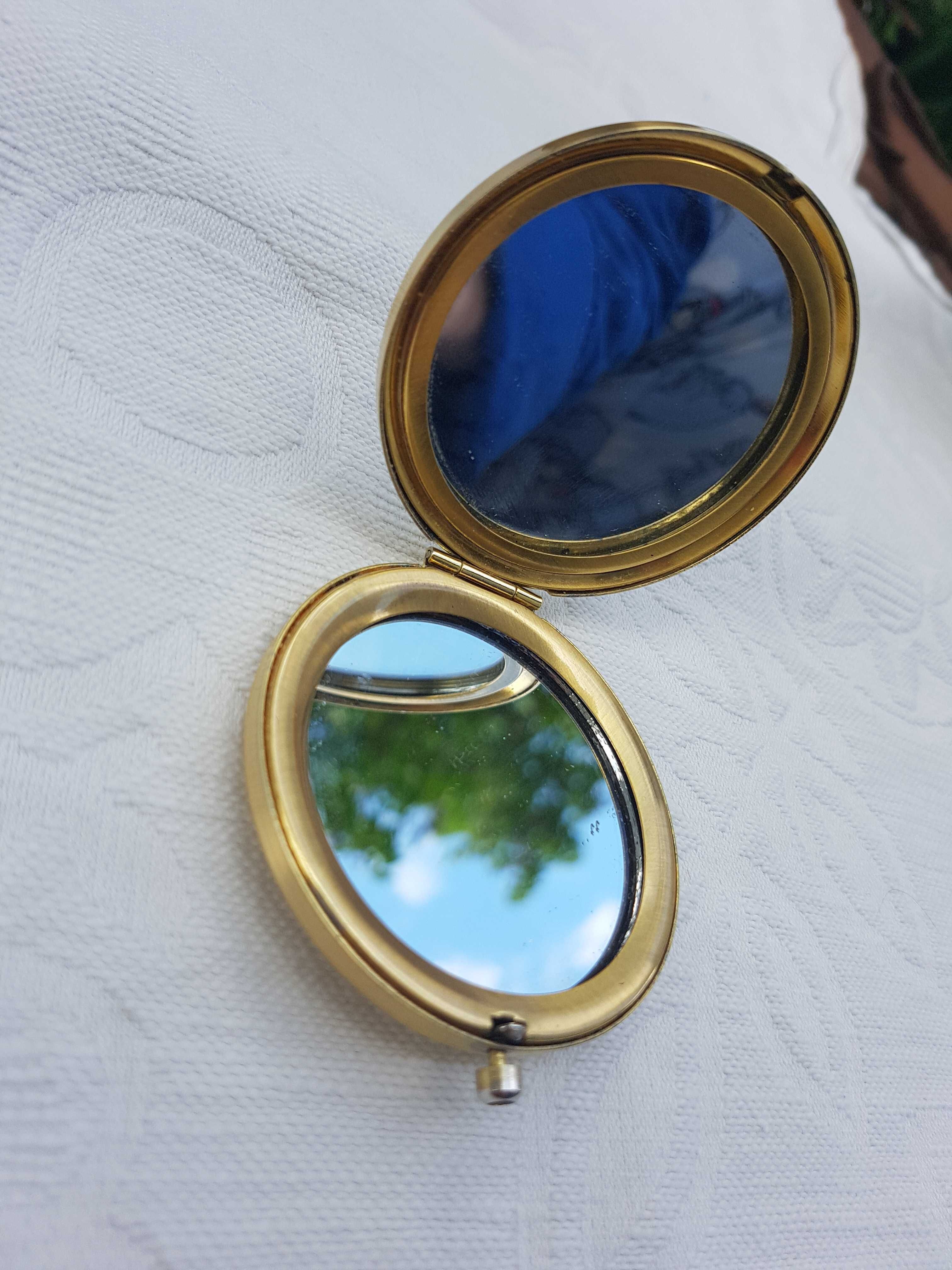 Гарне кишенькове косметичне дзеркало люстерко
