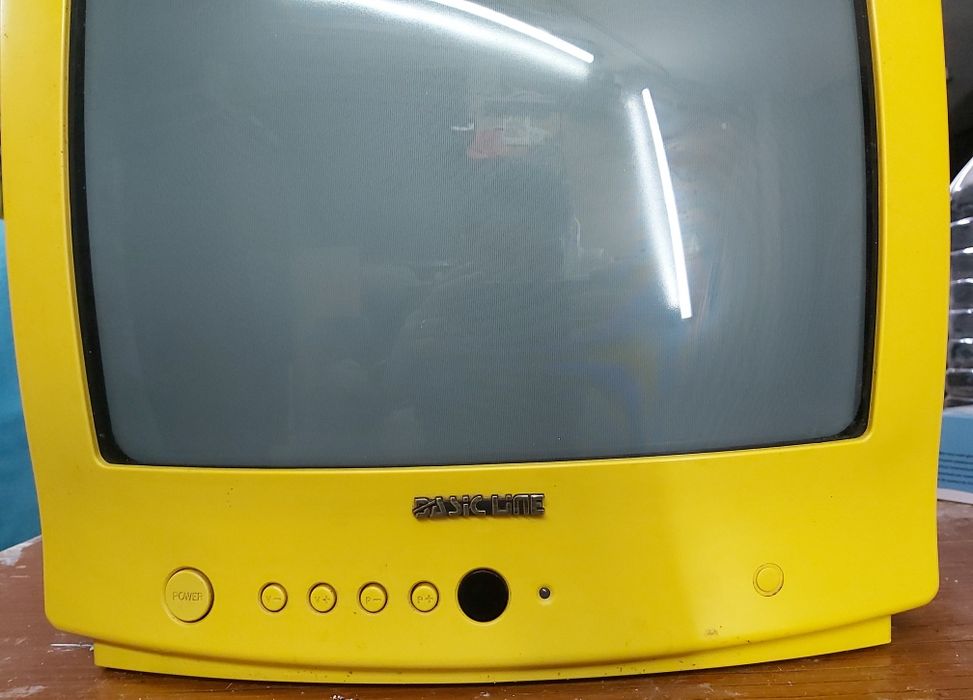 Televisão / TV / Comando / Suporte parede