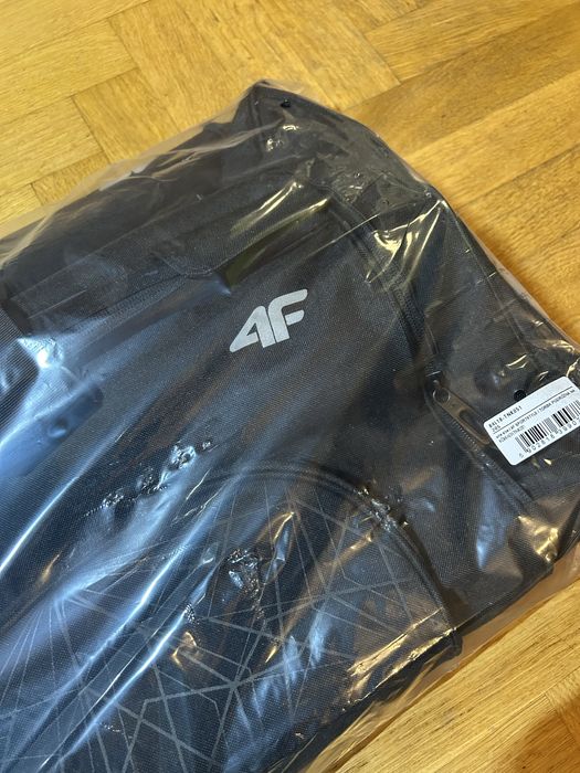 Torba sportowa 4f na kółkach ze stelarzem pojemna