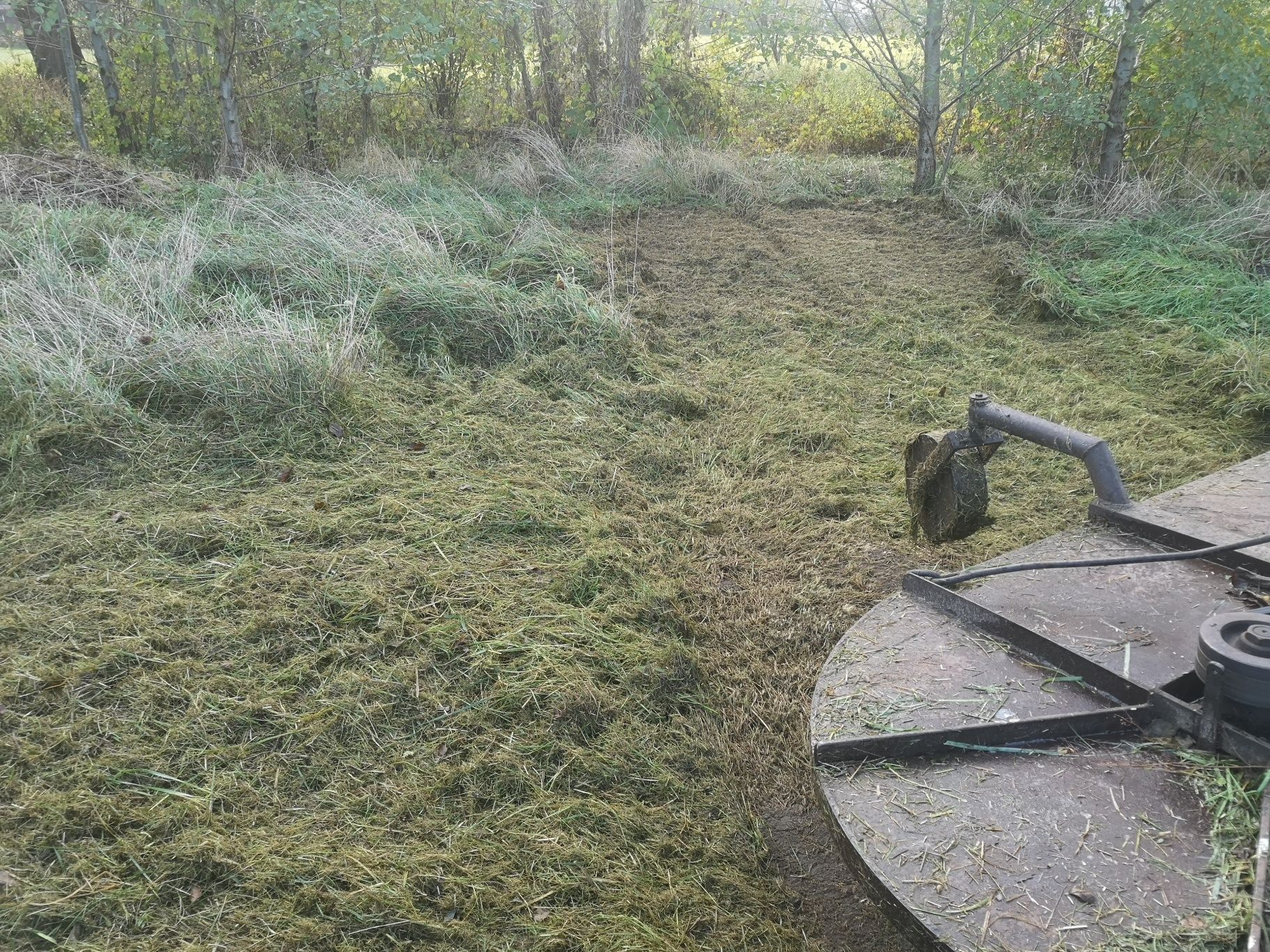 Betoniarka, wiertło, świder, kosiarka zalewanie ogrodzenia