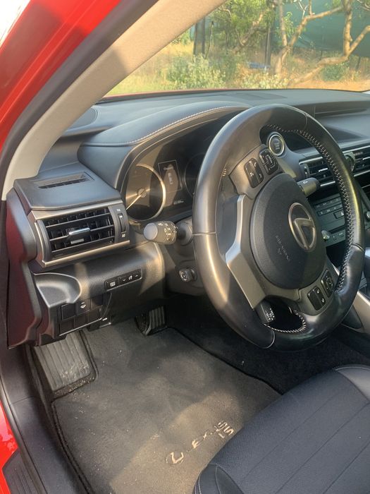 Lexus is 200t 2017 рік