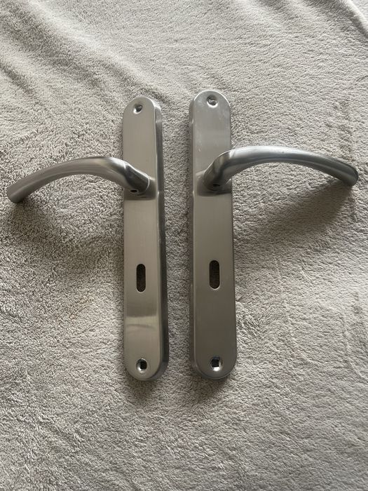 Klamka do drzwi srebrna długi szyld