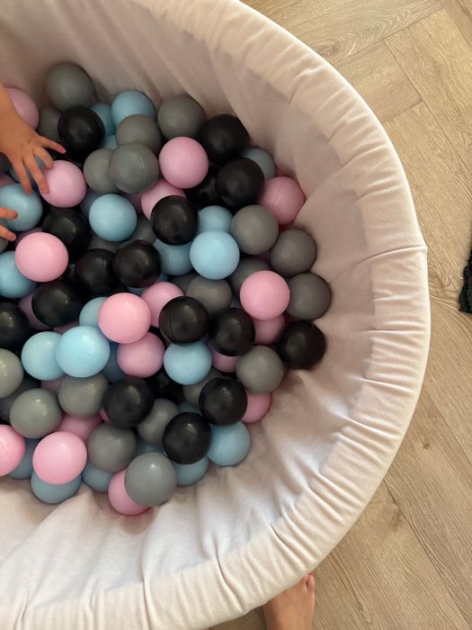 Suchy basen z kulkami