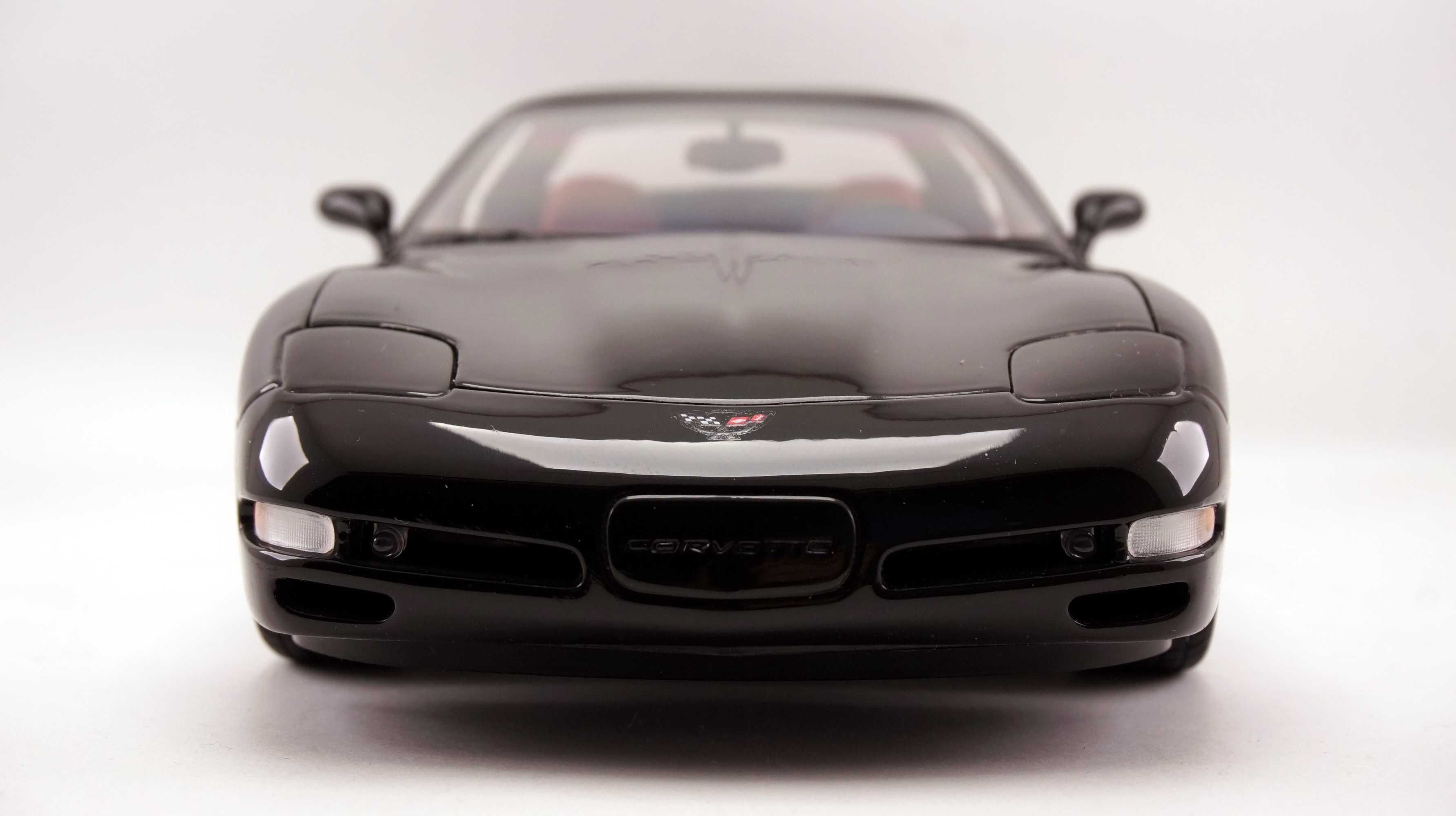 Модель UT Models AUTOart 1:18 Chevrolet Corvette (C5) Hardtop Black