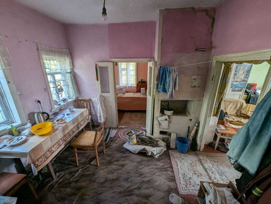 Будинок з садком, городом та земельною ділянкою біля Ніжина