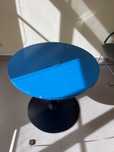 Mesa Redonda Azul com Base Preta