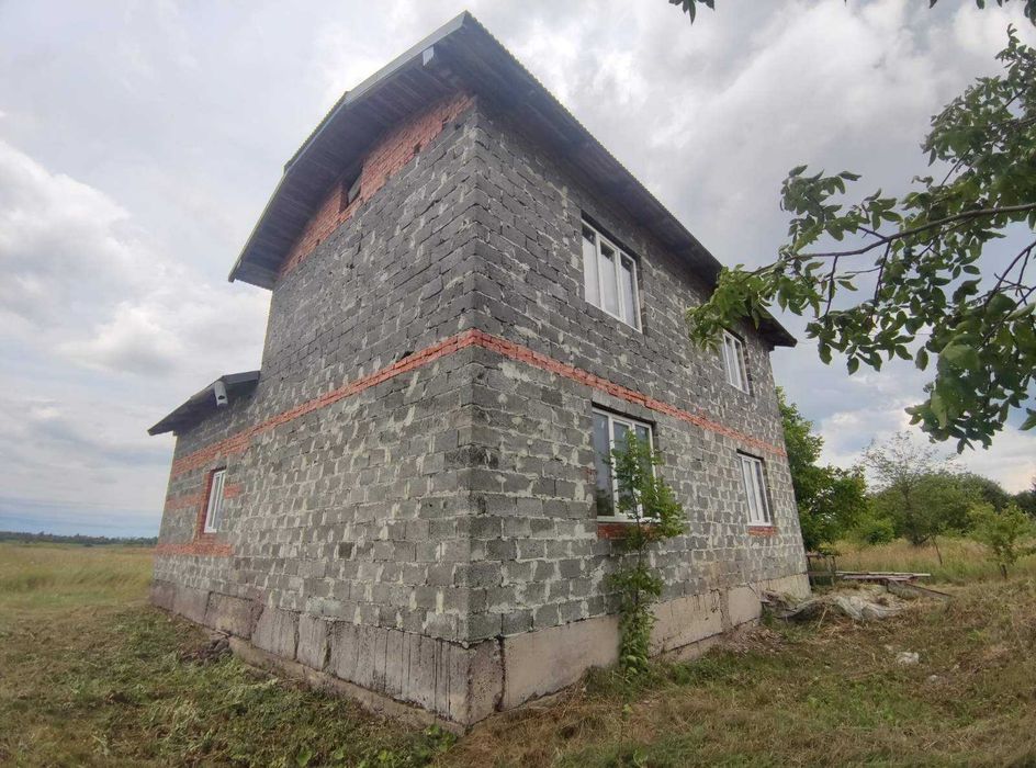 Продається незавершене будівництво  в с .Угільна 20сот.землі!