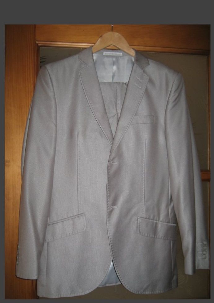 Чоловічий костюм у світло-сірому тоні 44-46 розмір