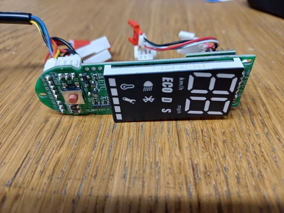 Hulajnoga Motus 10 plus 2023 - sterownik