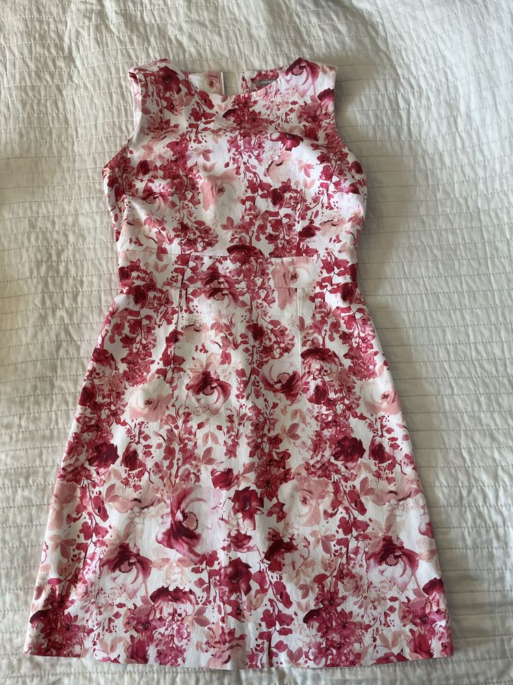 Sukienka dopasowana mini biala w rozowe kwiaty