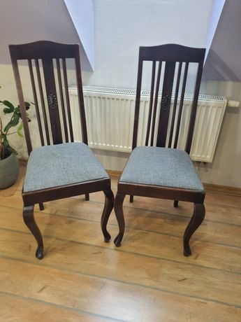 Dwa stare piękne krzesła