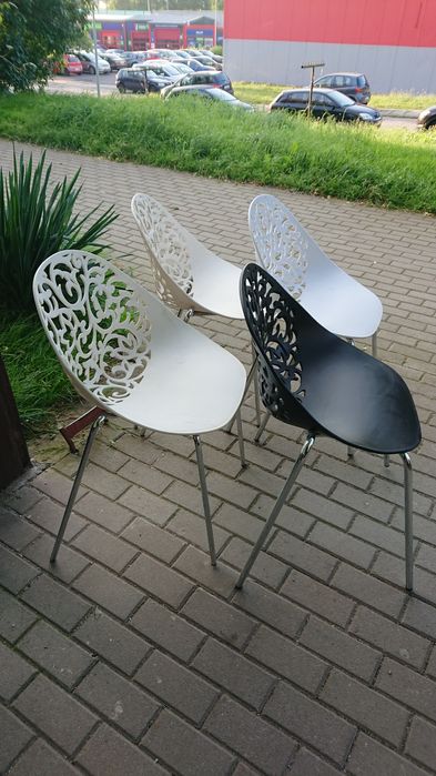 Krzesla ażurowe Mumford do jadalni.cena za zestaw w sklepie to 580 zł.