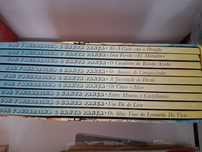 Caixa com livros infantis