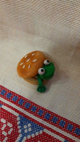 Прикольный магнит гамбургер с лягушкой