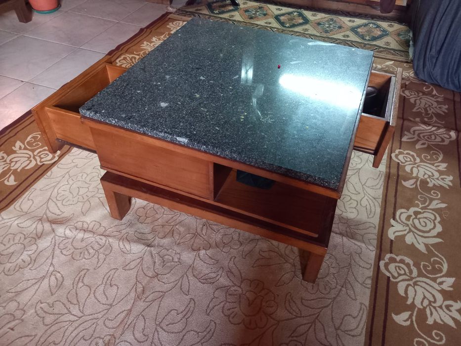 Mesa de café com gavetas