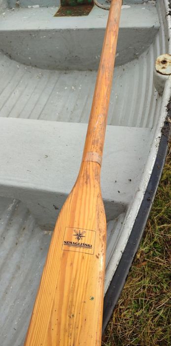 Łódka na ryby wraz z wiosłami