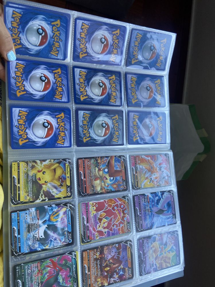 Caixas e cartas pokemon muito variada