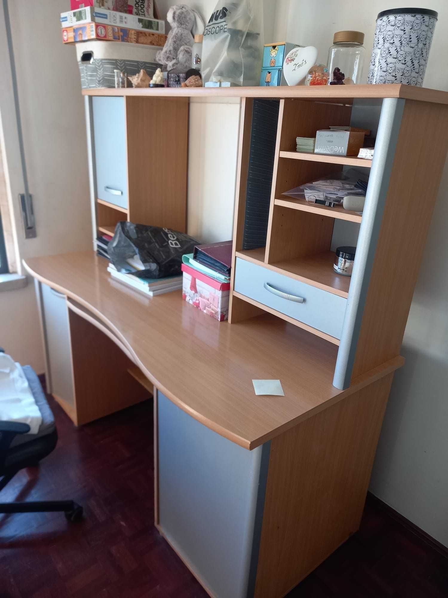 Secretária (escrivaninha) para quarto de criança em optimo estado