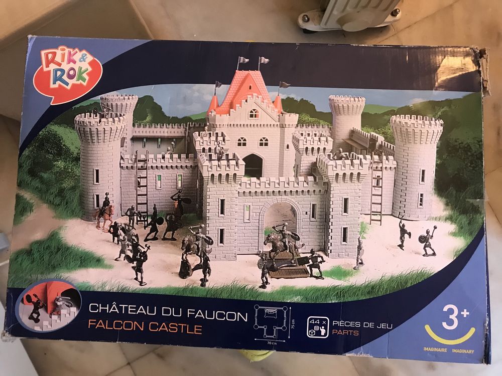 Castelo Falcão e soldados medievais