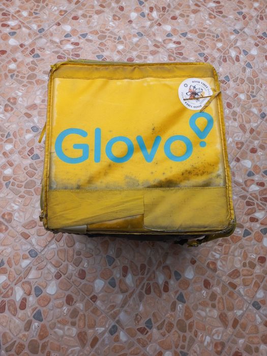 Mochila  da glovo  com marcas de uso .
