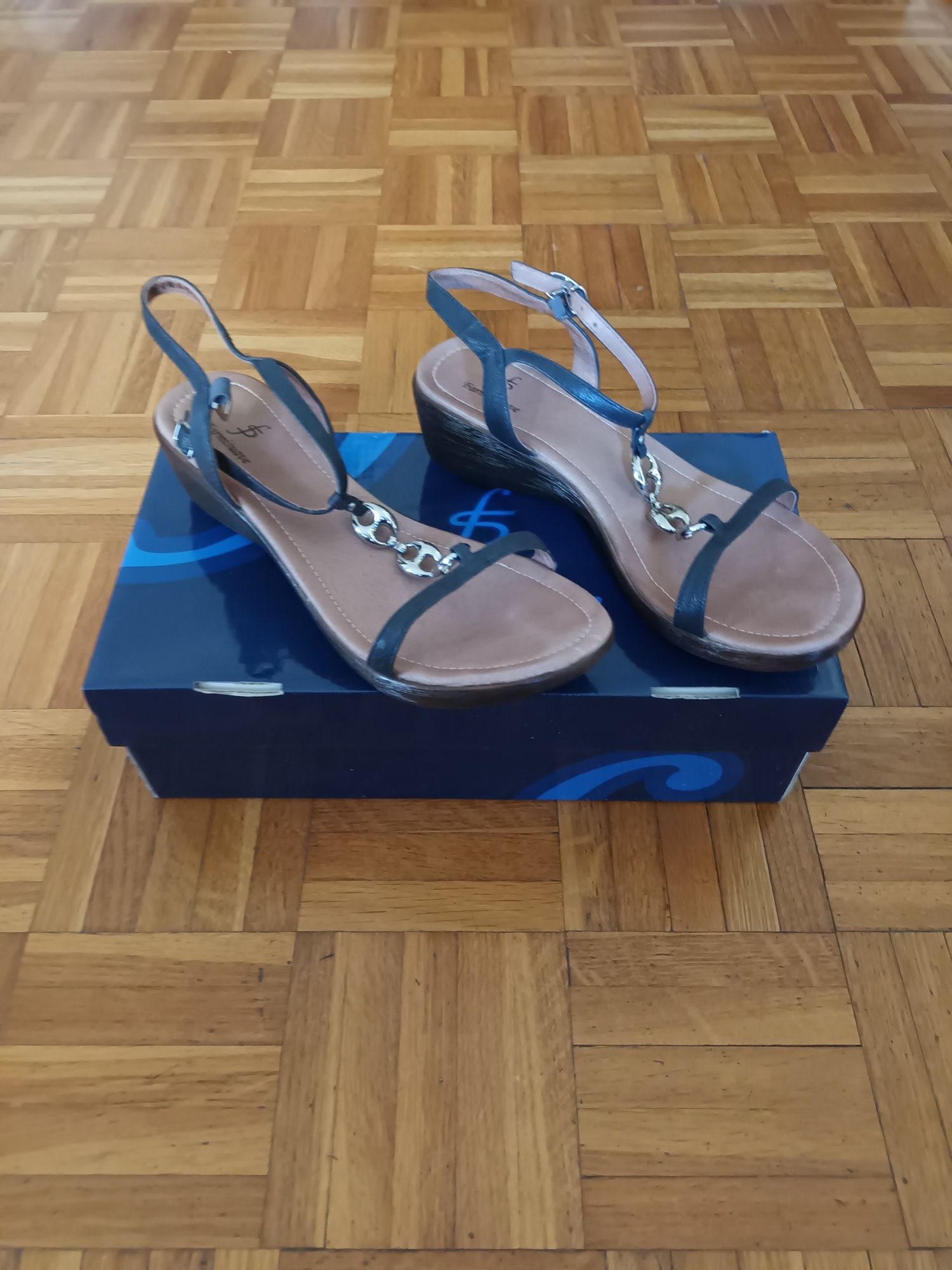 Sandálias em azul escuro e prateado