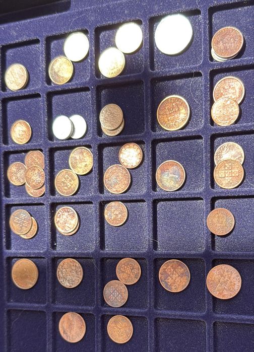 Conjunto de moedas e notas antigas