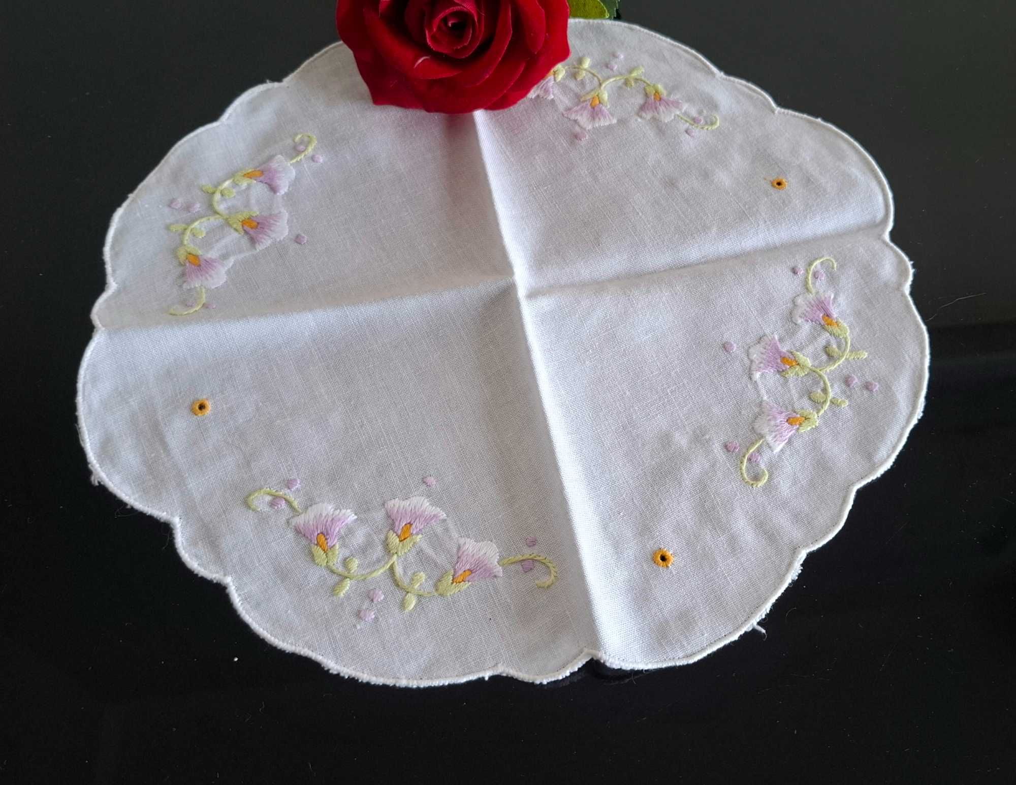 Nap250 - Naperon redondo em algodão branco com bordado flores em lilás