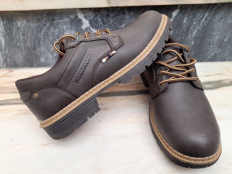 Sapatos/botas novos
