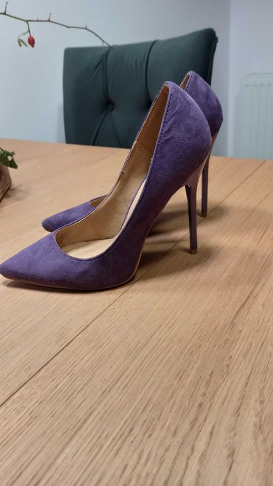 Fioletowe szpilki, eleganckie i seksowne