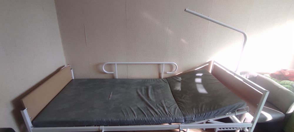 Кровать медицинская для лежачих больных .