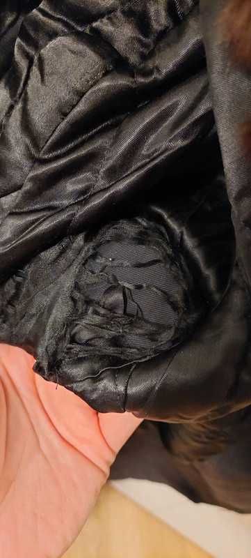 wełniany czarny długi płaszcz z futerkiem zapinany guziki Jass 44