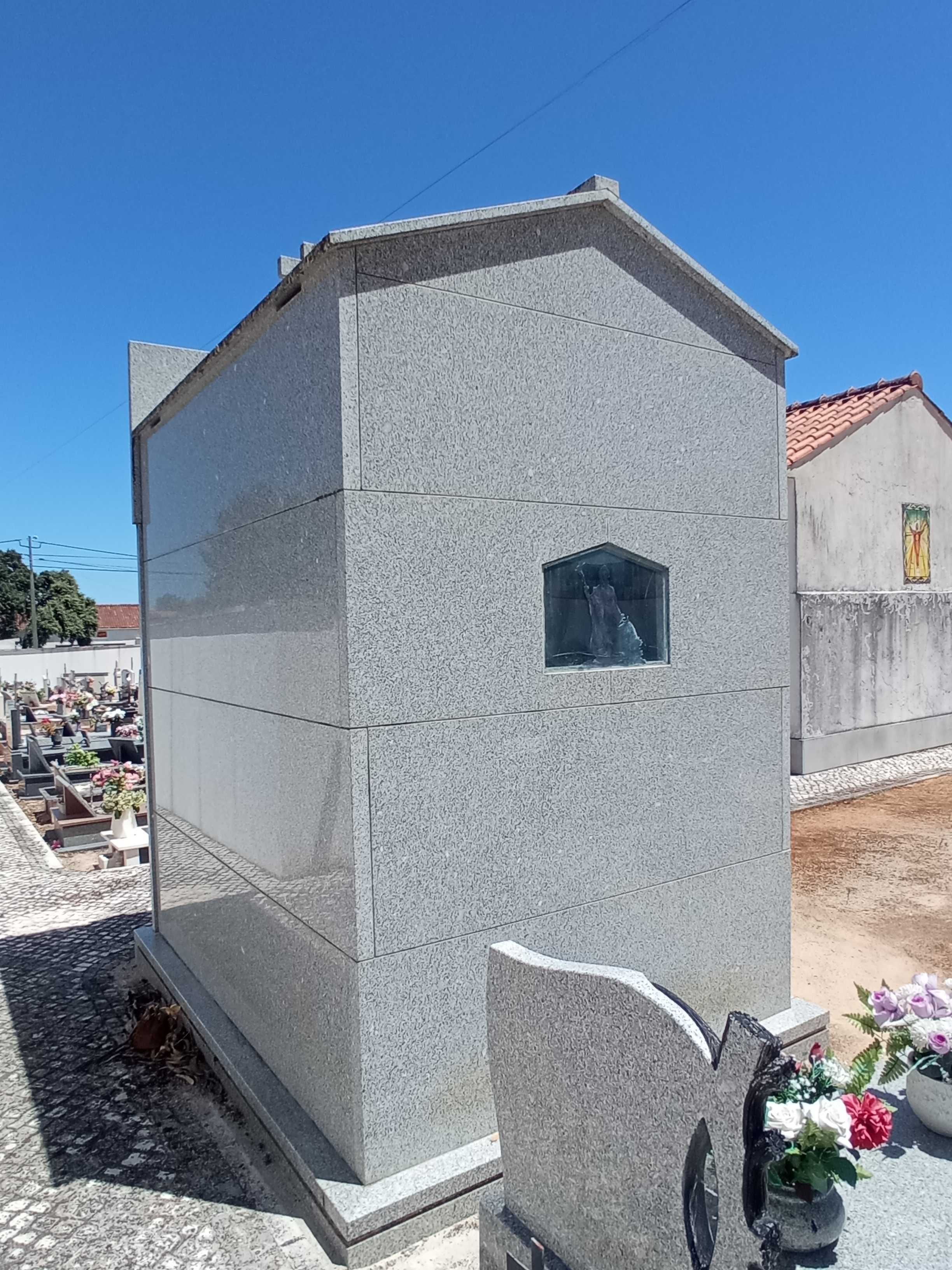 Vende-se capela em boleiros