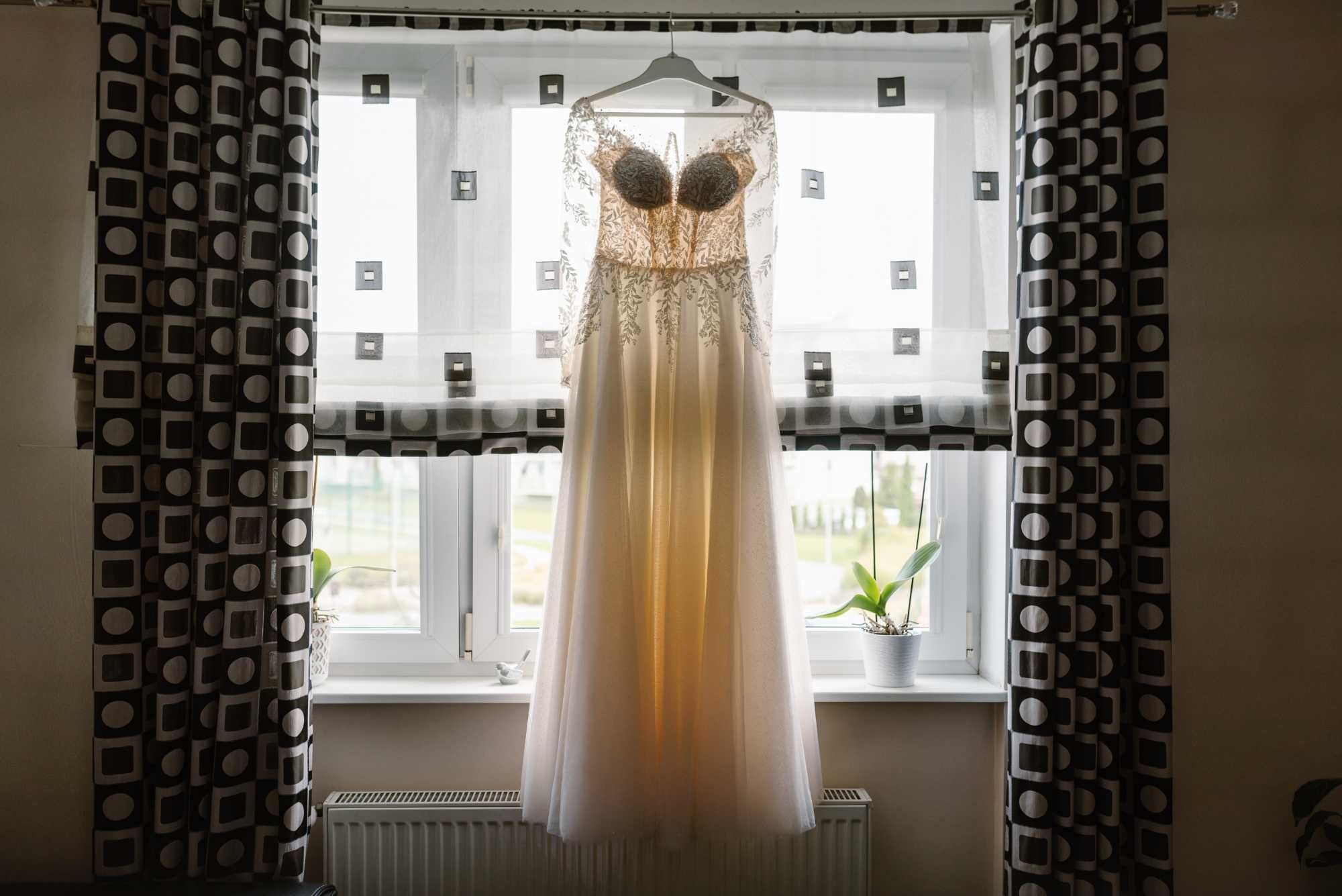 Suknia ślubna w stylu glamour z kolekcji 2023