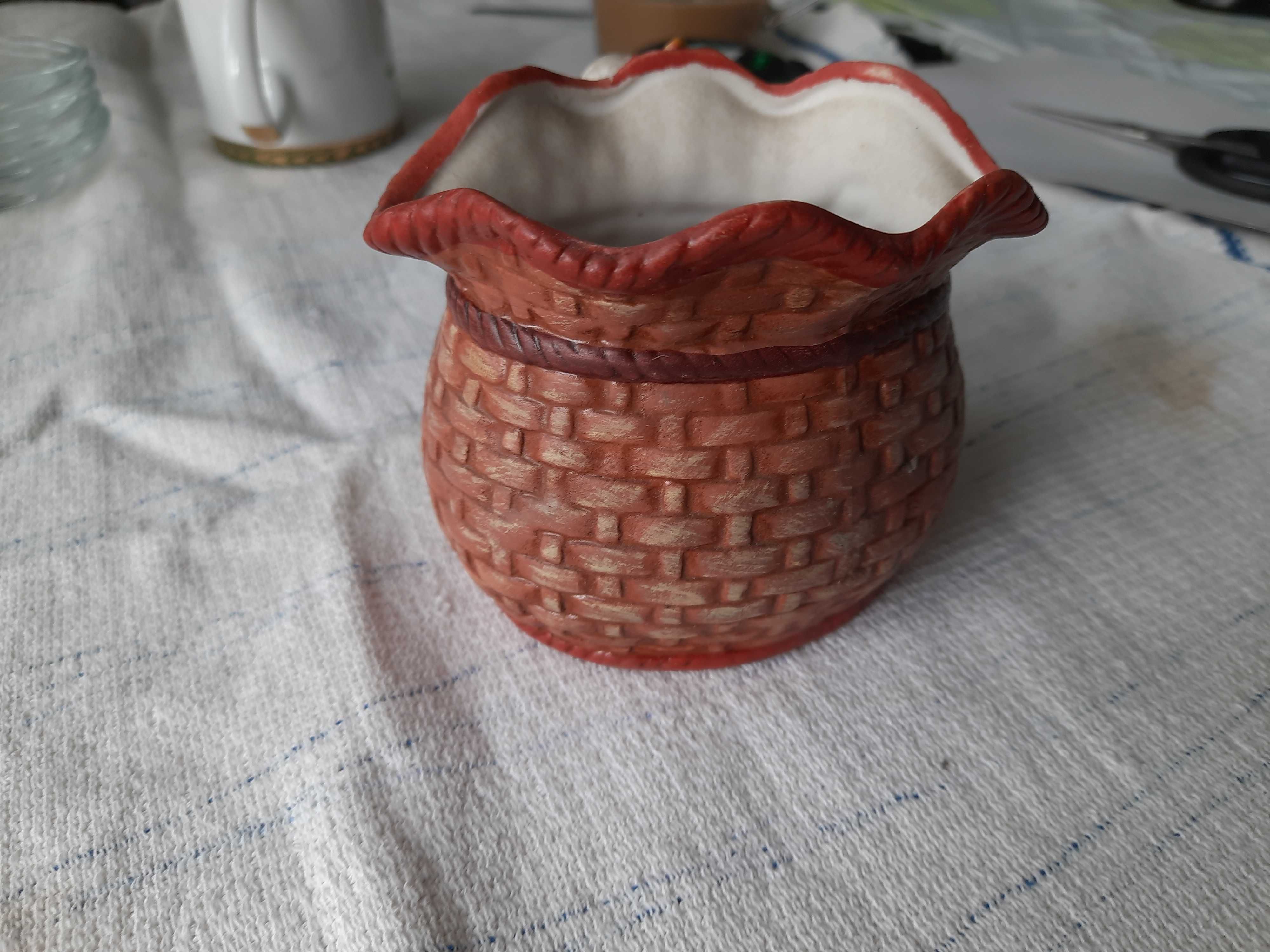 Ceramiczny wazonik z łabędziami