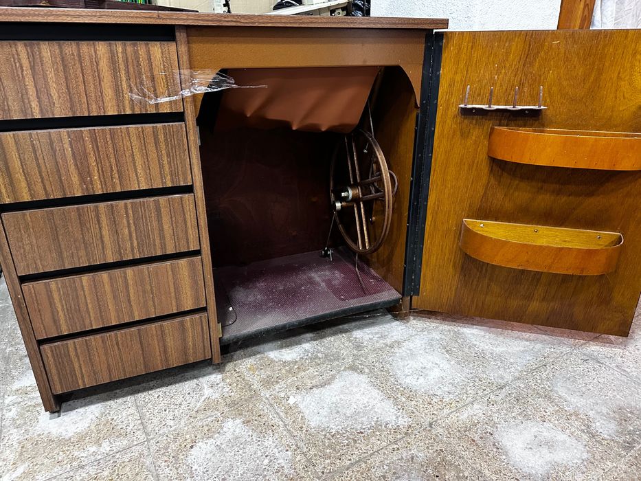 Máquina costura com móvel