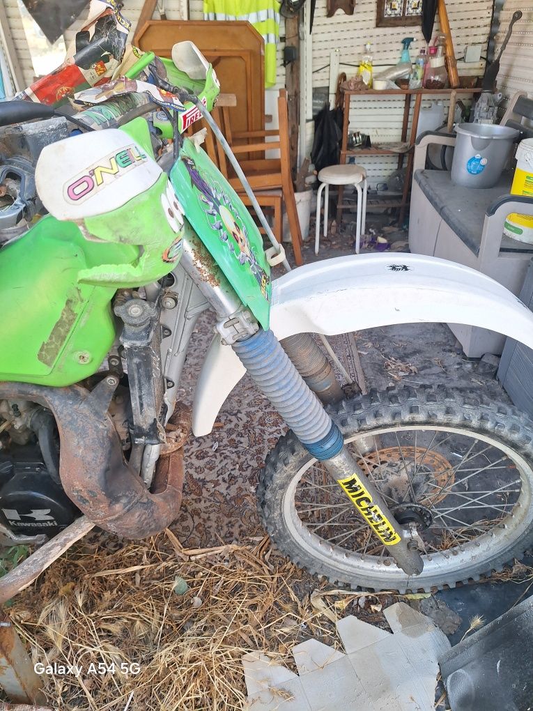 Mota de mato sem matrícula 250cc a 2 tempos.