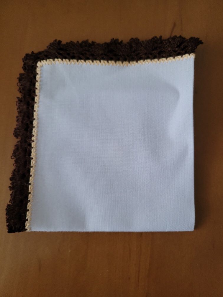 Chusteczka bawełniana z ręcznie zrobioną szydełkiem koronką 23/23 cm