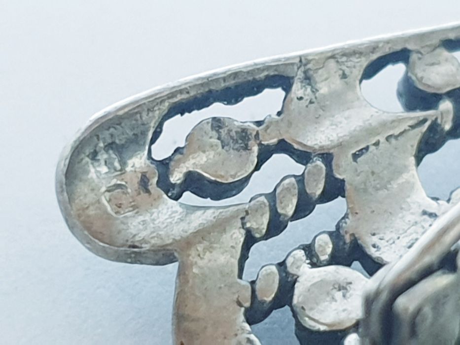 Lindissima antiga pregadeira em prata portuguesa com pedras preciosas