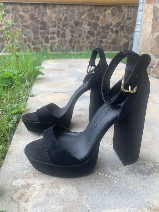 Босоніжки на каблуку Bershka